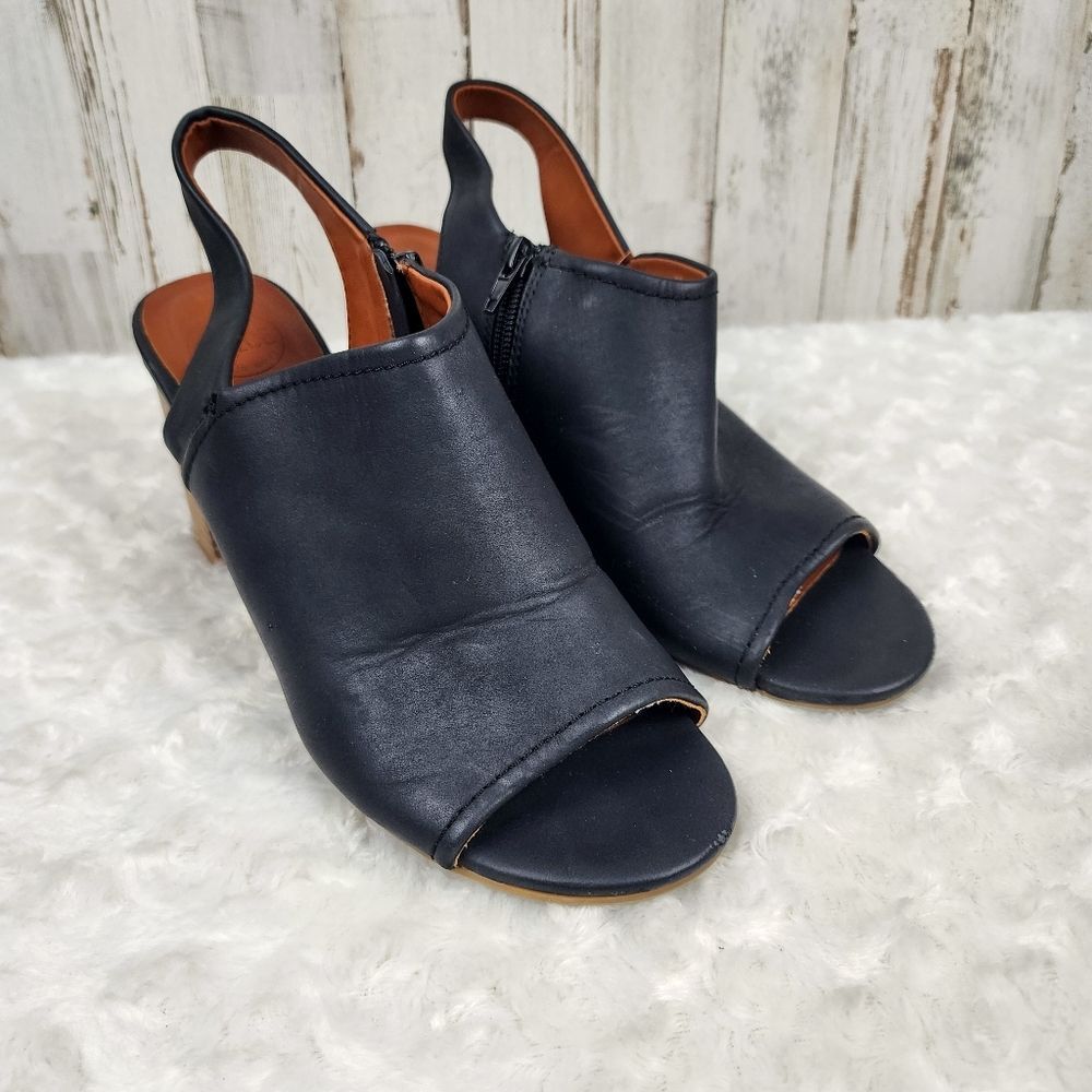 Dolce by Mojo Moxy Black Sandals Size 9